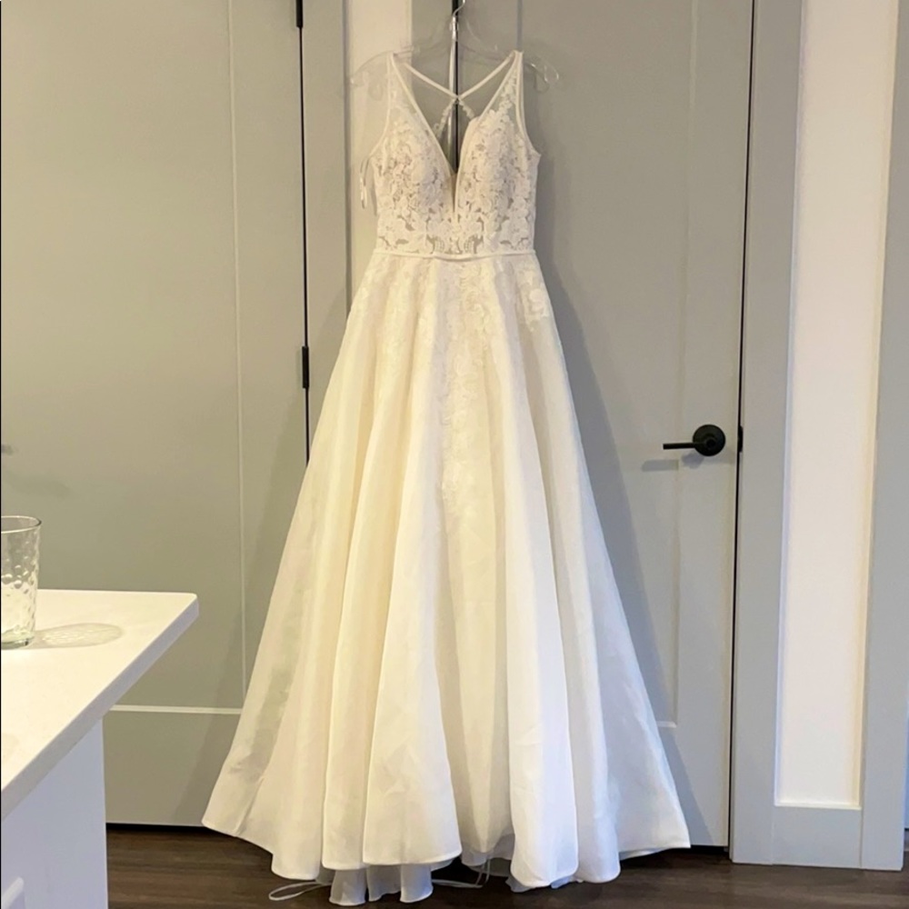 NEVER WORN PRONOVIAS WEDDING GOWN